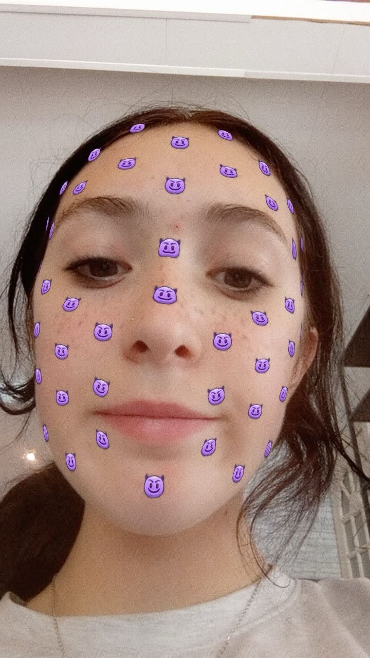 Foto van haar met paarse gezichtsstickers
