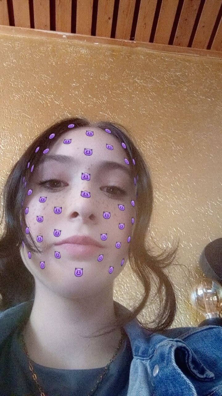 Foto van haar met paarse gezichtsstickers
