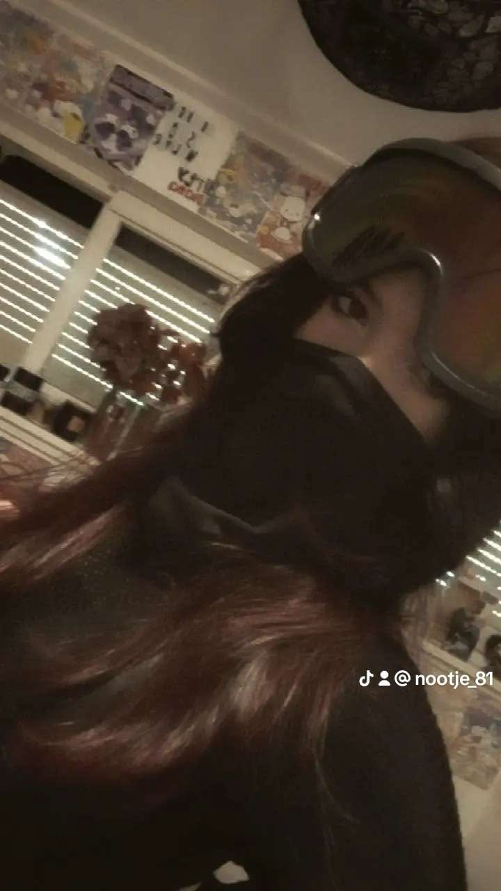 Donkere foto van haar met lang haar